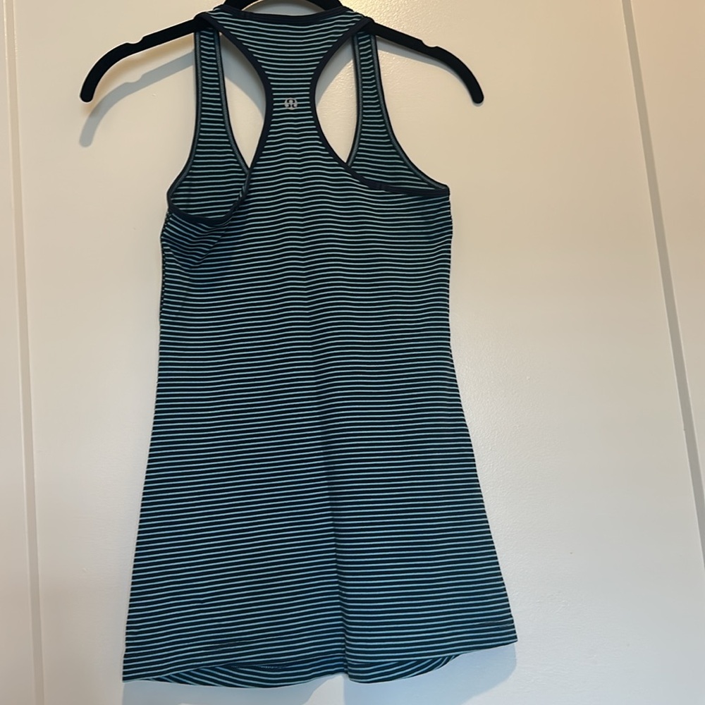 Lululemon Racer Back Navy/Blue-Teal Striped Women's Tank Top size 6 or 8 EUC